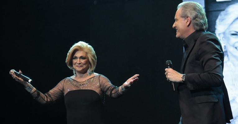 “Estou me sentindo Nossa Senhora de Fátima”, diz Hebe ao receber homenagem no show de Roberto Justus
