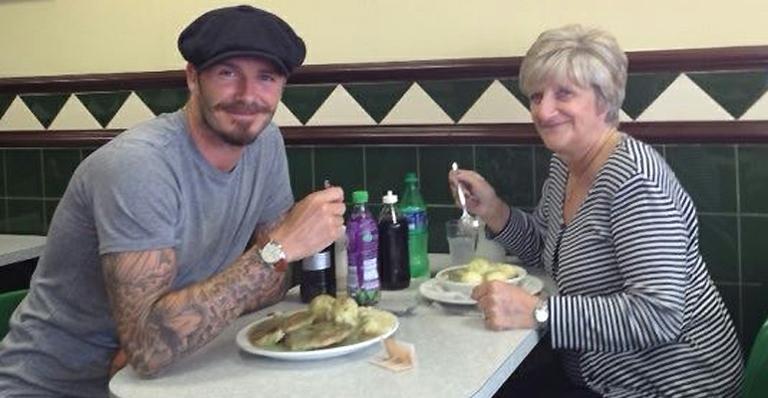 David Beckham: almoço inglês tradicional, ao lado da mãe