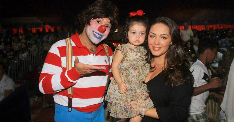 Tânia Mara leva a filha para conhecer palhaço do Circo Stankowich