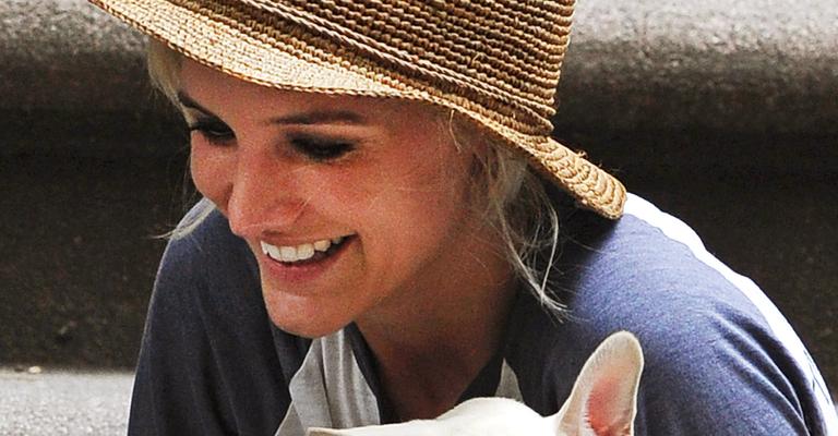 Ashlee Simpson passeia com seu novo cachorro em Nova York