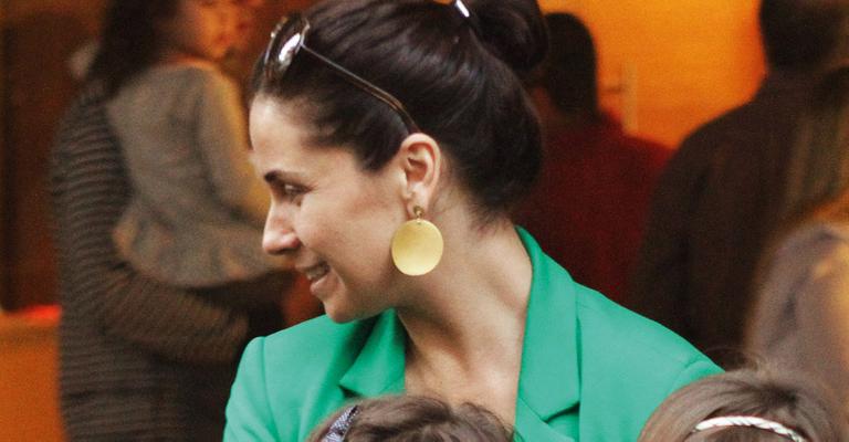 Giovanna Antonelli se diverte com as filhas gêmeas em shopping no Rio