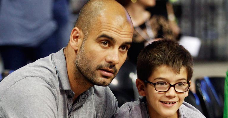 Pep Guardiola se despede do comando técnico do Barcelona ao lado do filho