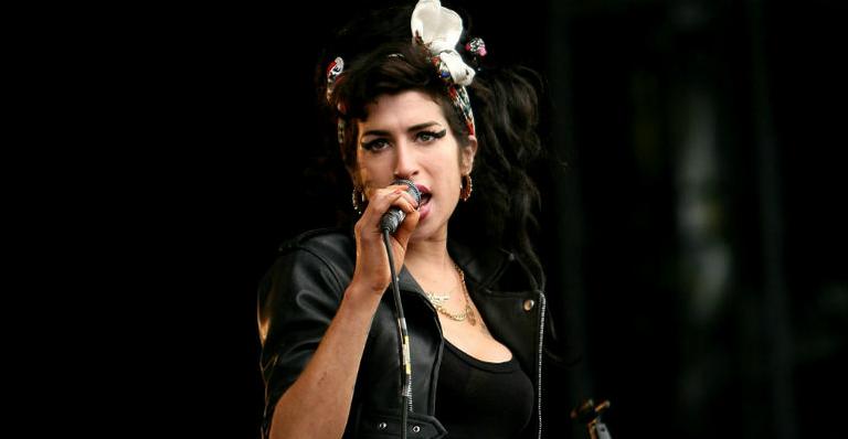 Vestidos de Amy Winehouse que iriam a leilão são roubados em Londres