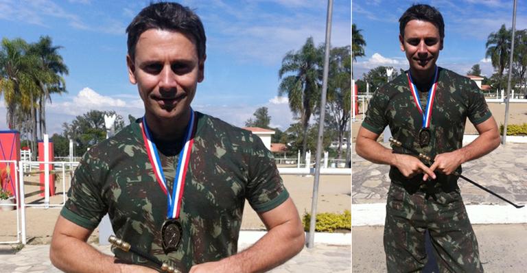 Murilo Rosa se caracteriza como Capitão Elcio para o laboratório de ‘Salve Jorge’