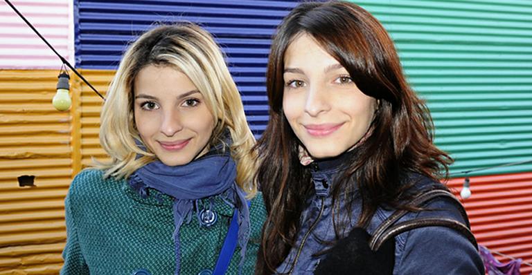 Giselle Batista fortalecida com o apoio da irmã gêmea, Michelle, da família e do namorado