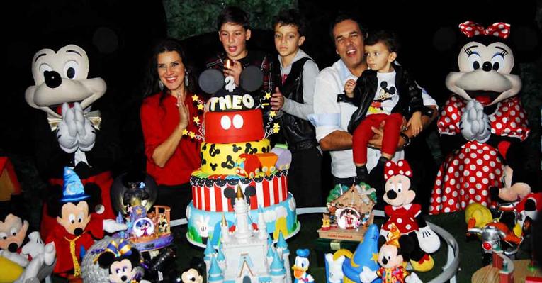 Marco Camargo celebra aniversário do filho com festa da Disney