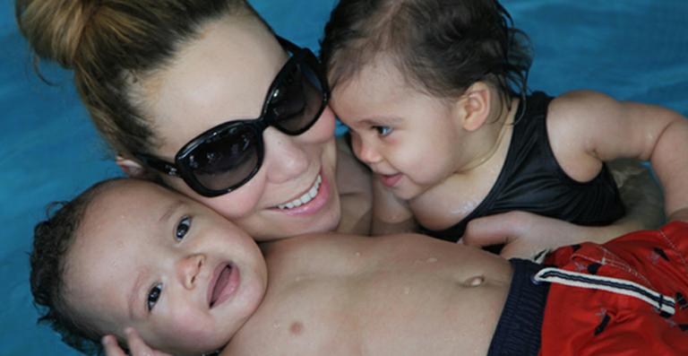 Mariah Carey nada com gêmeos na piscina