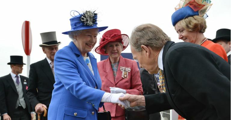 Rainha Elizabeth II vai a corrida de cavalos em comemoração a seu Jubileu de Diamante