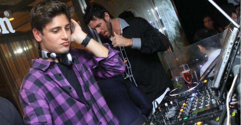 Daniel Rocha é DJ por uma noite no Rio de Janeiro