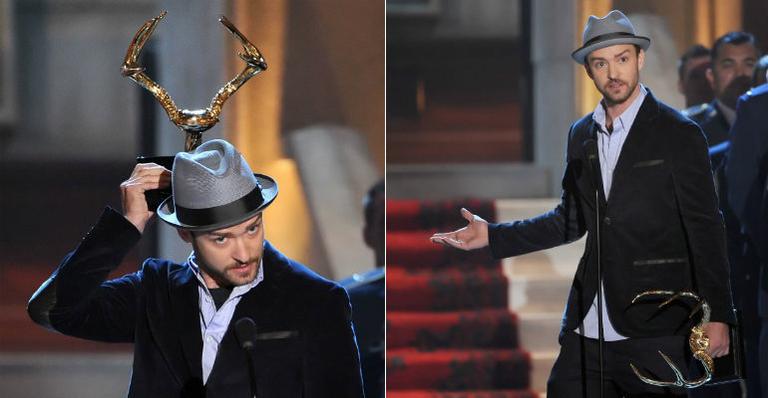 Justin Timberlake ganha prêmio e brinca com troféu em formato de chifres