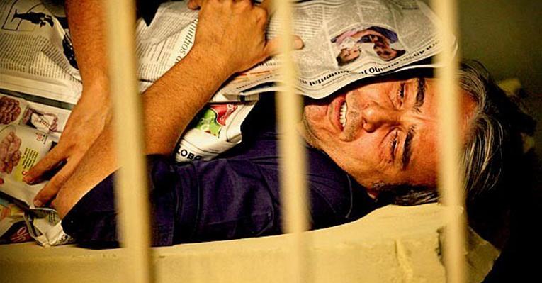 Cadinho vai parar atrás das grades depois de aprontar mais em ‘Avenida Brasil’