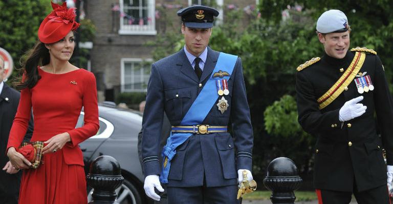 Ala jovem da realeza prestigia Rainha Elizabeth II