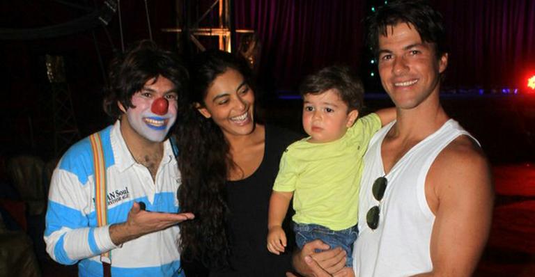 Juliana Paes e Carlos Eduardo Baptista levam o pequeno Pedro ao circo