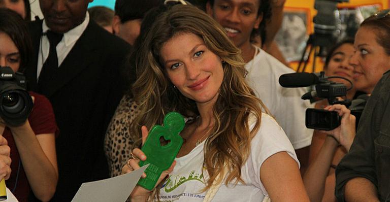 Gisele Bündchen se junta a grávidas em evento no Rio, mas evita falar de gestação