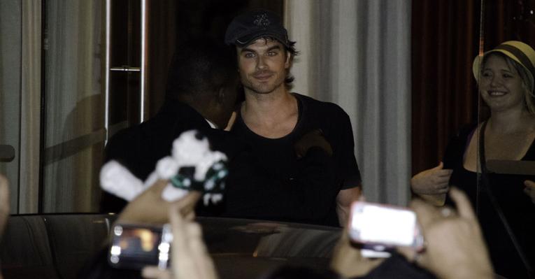Cercado de fãs, Ian Somerhalder se despede do Brasil