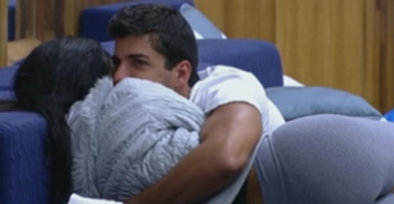 Shayene e Diego trocam carícias no sofá