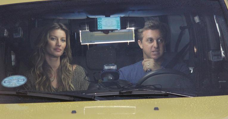 Gisele Bündchen pega táxi com Luciano Huck