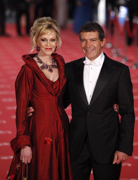 Melanie Griffith e Antonio Banderas se conheceram em 1995, no set da comédia 'Quero Dizer Que Te Amo'. Hoje, eles já completaram 15 anos de casados e têm uma filha chamada Stella, nascida em 1996