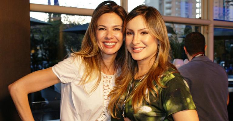 Grávida de sete meses, Claudia Leitte recebe visita de Luciana Gimenez