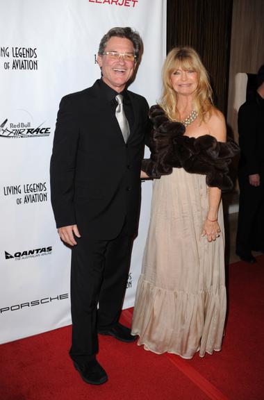 Goldie Hawn e Kurt Russell se conheceram em 1982 nas filmagens de 'Um Salto para Felicidade' e estão juntos até hoje, apesar de nunca terem se casado oficialmente. Juntos, eles têm um filho chamado Wyatt Russel / foto: Getty Images