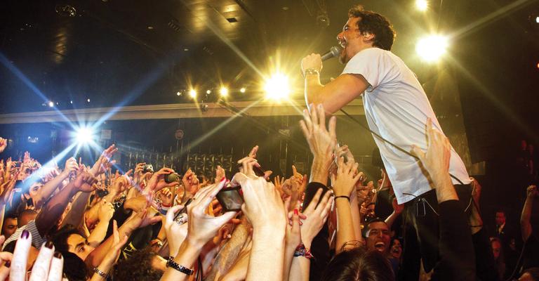 Wagner Moura comove em ode à Legião Urbana