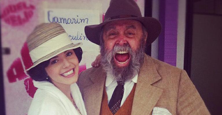 Giovanna Lancellotti e Mauro Mendonça nos bastidores do remake de ‘Gabriela’