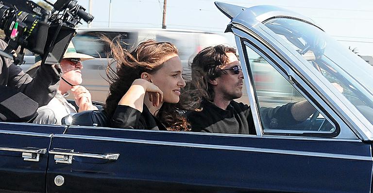 Natalie Portman e Christian Bale em bastidores de novo filme