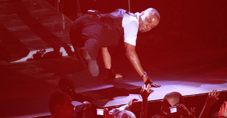 Alexandre Pires dança ‘break’ em show no Rio de Janeiro