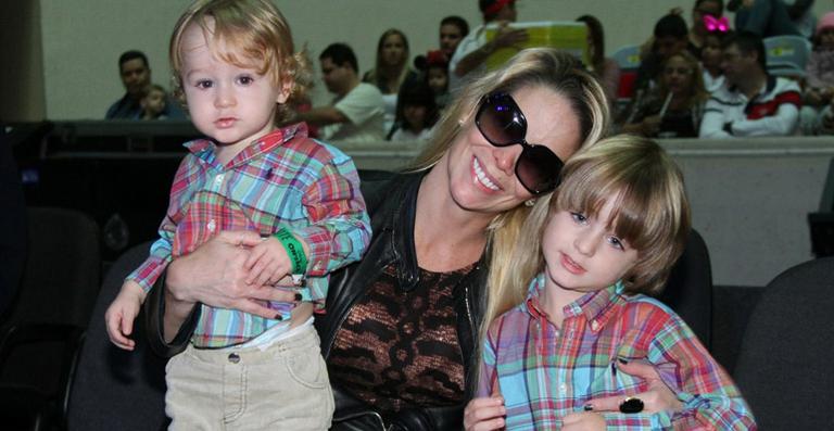 Danielle Winits veste os filhos iguais em dia de espetáculo infantil no Rio