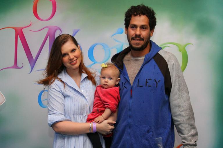 Carolinie defende bebê na cama do casal e diz que não atrapalha relação