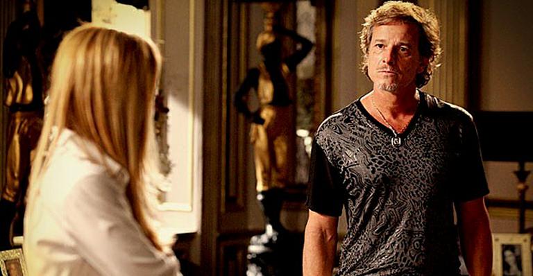 ‘Avenida Brasil’: Max manda Carminha assumir que é mãe biológica de Jorginho