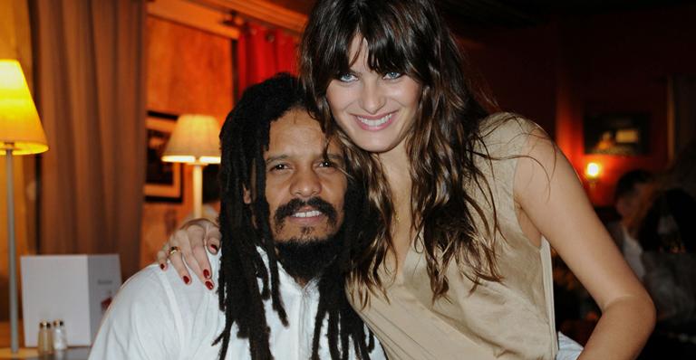 Isabeli Fontana acompanha amado na estreia de filme sobre Bob Marley