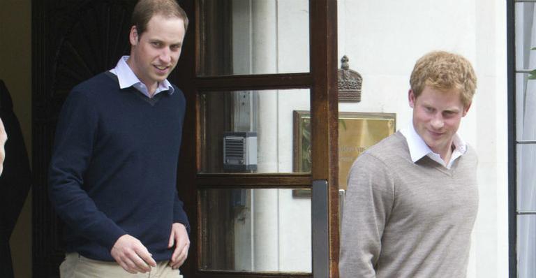 Príncipes William e Harry visitam avô no hospital