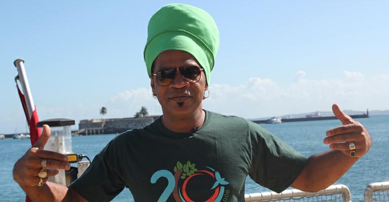 Carlinhos Brown assina documento pelo fim do desmatamento das florestas brasileiras