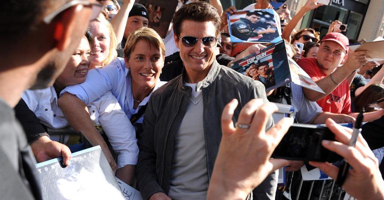 Tom Cruise é tietado na première de ‘Rock Ages’