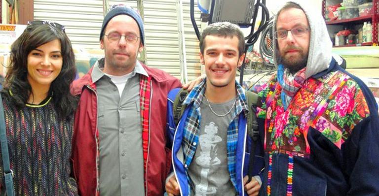 Jayme Matarazzo e Tainá Müller gravam com os gêmeos grafiteiros em São Paulo