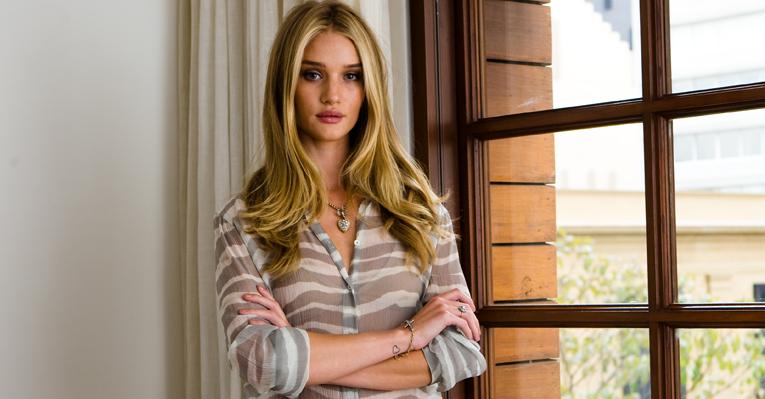 ‘Eu amo os biquínis brasileiros’, diz Rosie Huntington-Whiteley