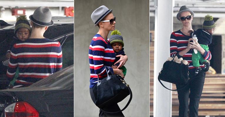 Charlize Theron aparece de cabelo raspado em Los Angeles
