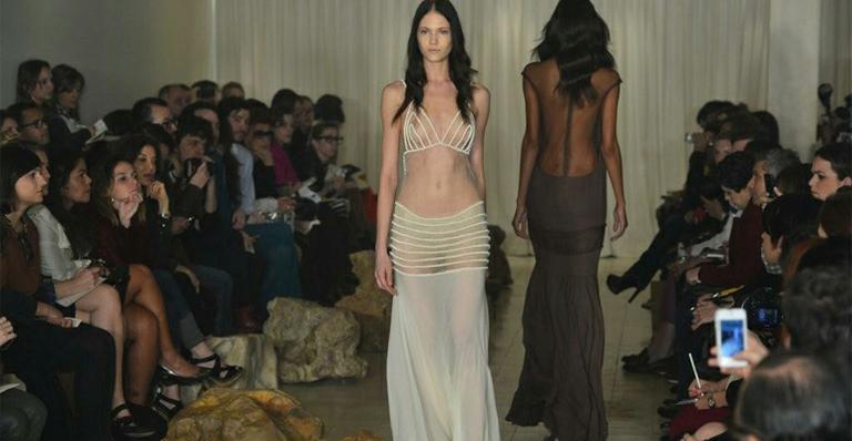 Paula Raia abre o 2º dia do SPFW apostando em recortes transparentes