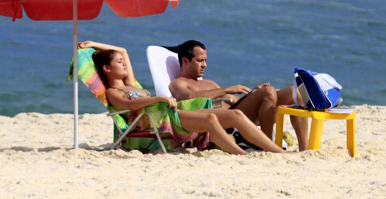 Sophie Charlotte e Malvino Salvador curtem Dia dos Namorados em praia do Rio de Janeiro