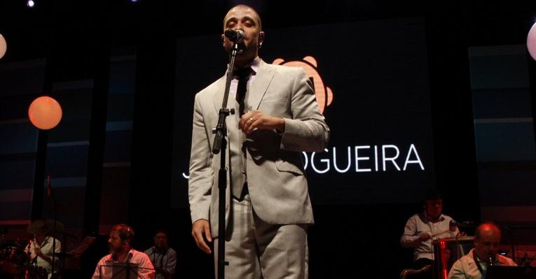 Diogo Nogueira se emociona em inauguração de Centro Cultural no Rio