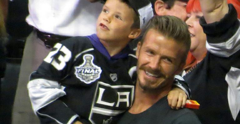 David Beckham se diverte com filhos em jogo de hockey no gelo