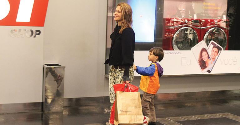 Carolina Dieckmann leva o filho caçula ao cinema no Rio
