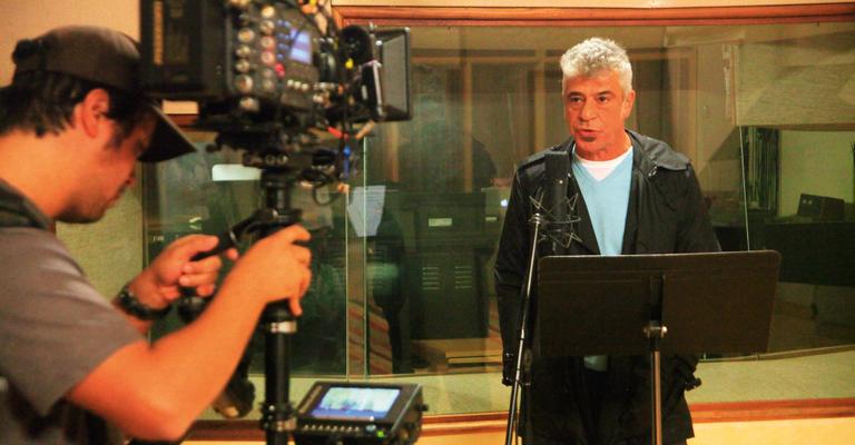 Lulu Santos grava campanha para TV com sertanejos