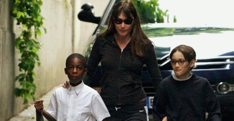 Carla Bruni  passeia por Paris com o filho Aurélien