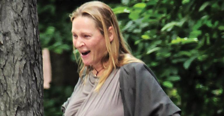 Grávida, Uma Thurman passeia por Nova York