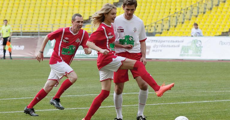 Top Natalia Vodianova mostra habilidade no futebol