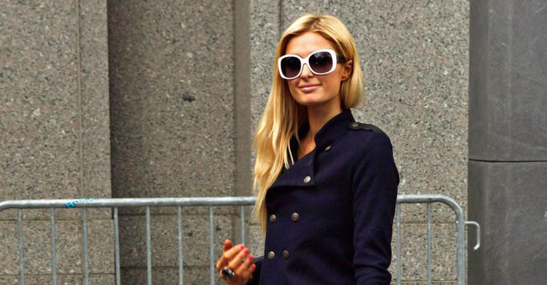 Elegante, Paris Hilton vai ao tribunal em Nova York