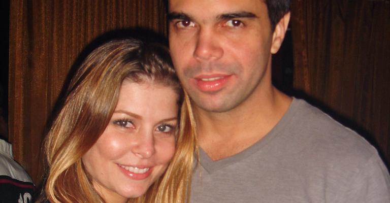 Bárbara Borges apresenta o namorado em casa noturna