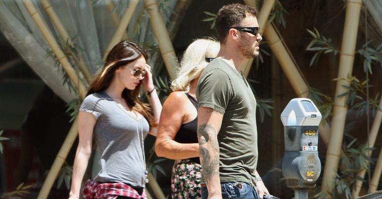 Sem confirmar gravidez, Megan Fox exibe barriguinha em L.A.